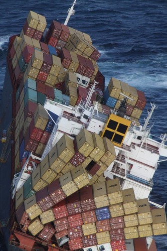With the bow of the Rena perched on the reef, the stern section of the ship is over deeper water, and cracks on both sides of the hull, the ship is now twisted. © Maritime NZ www.maritimenz.govt.nz