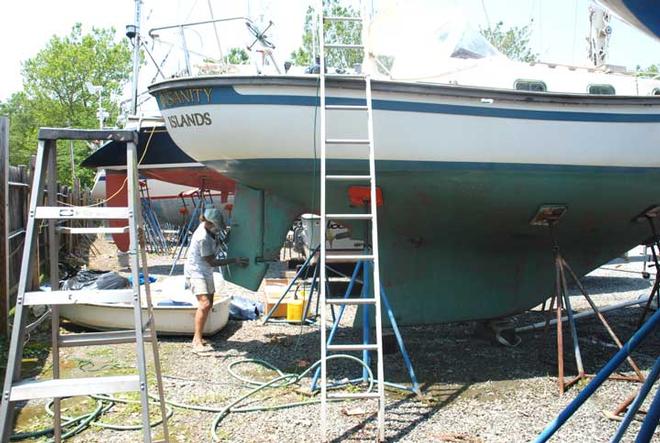 Will_Barbeau_Photo by Will Barbeau   Donna Lange sanding her boat to prepare for trip © Will Barbeau