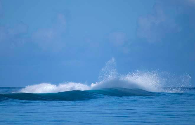 Outer reef breaking © Ian Thomson