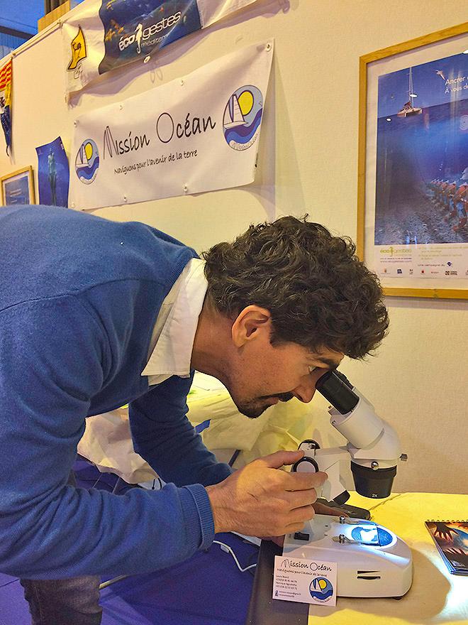 Henrique checking out the plankton samples © Mission Océan