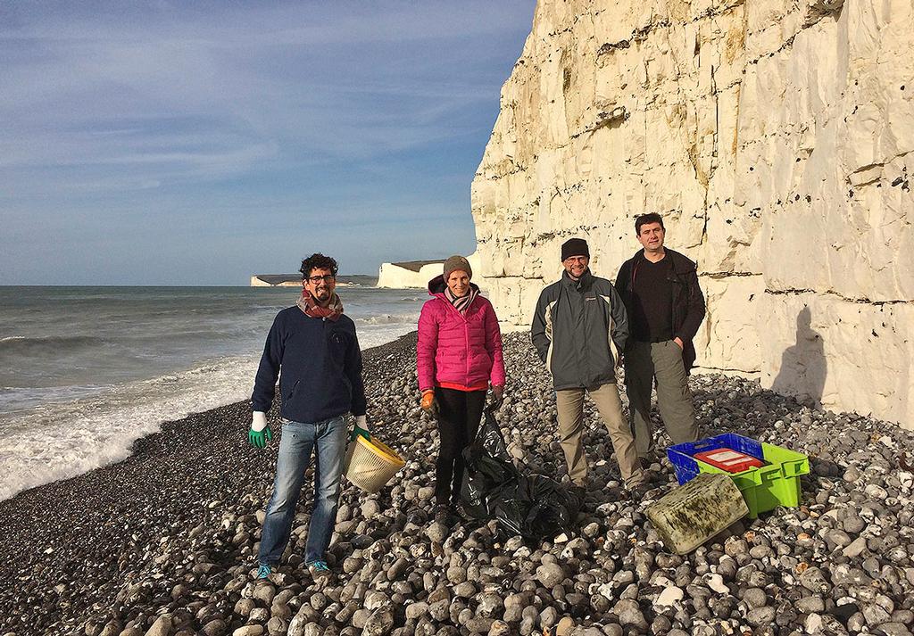 Laura's brother, father and family friend beach cleaning with Henrique in the UK © Mission Océan