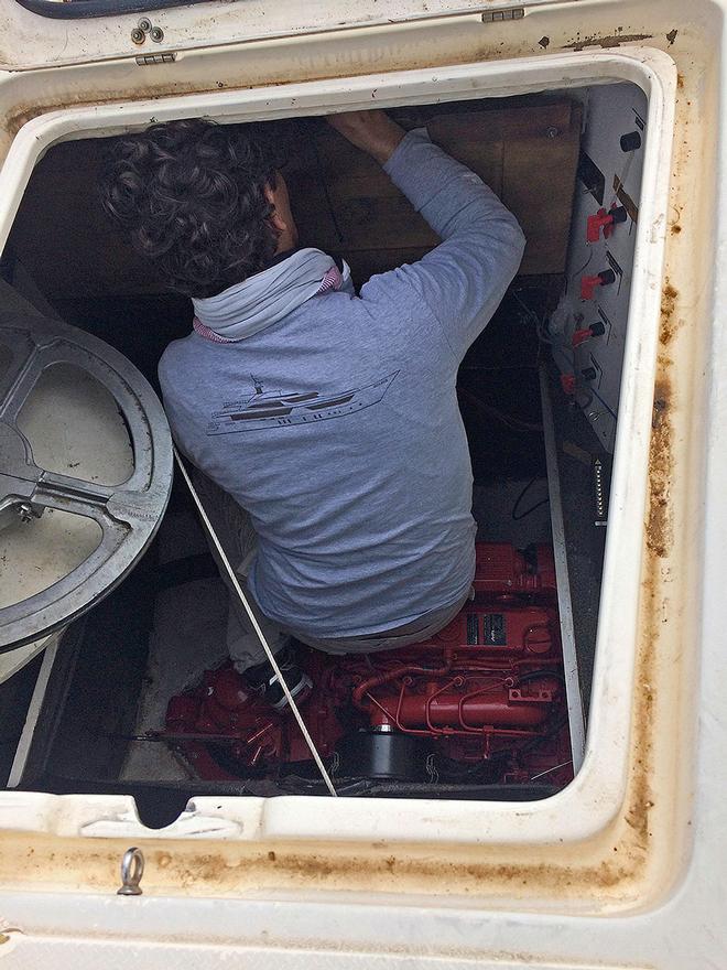 Henrique checking the engine compartments © Mission Océan