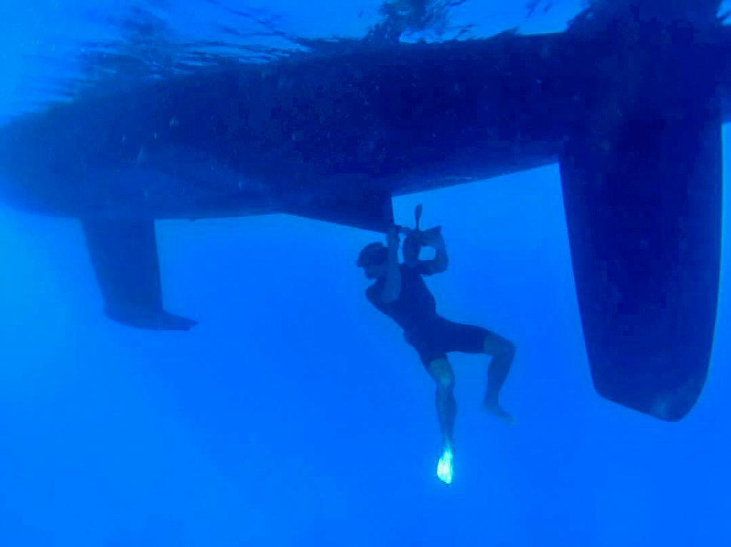 Life is never dull on Te Mana... After fouling our propeller with fishing line debris, we had to replace our cutlass bearing. Always up for a challenge, we chose to do it under water which involved removing the propeller and shaft. © Te Mana http://www.voyageoftemana.com