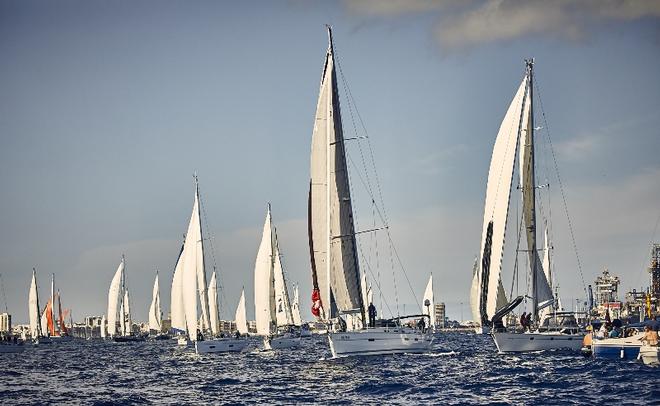 Fleet heads to the starting line ©  James Mitchell / WCC
