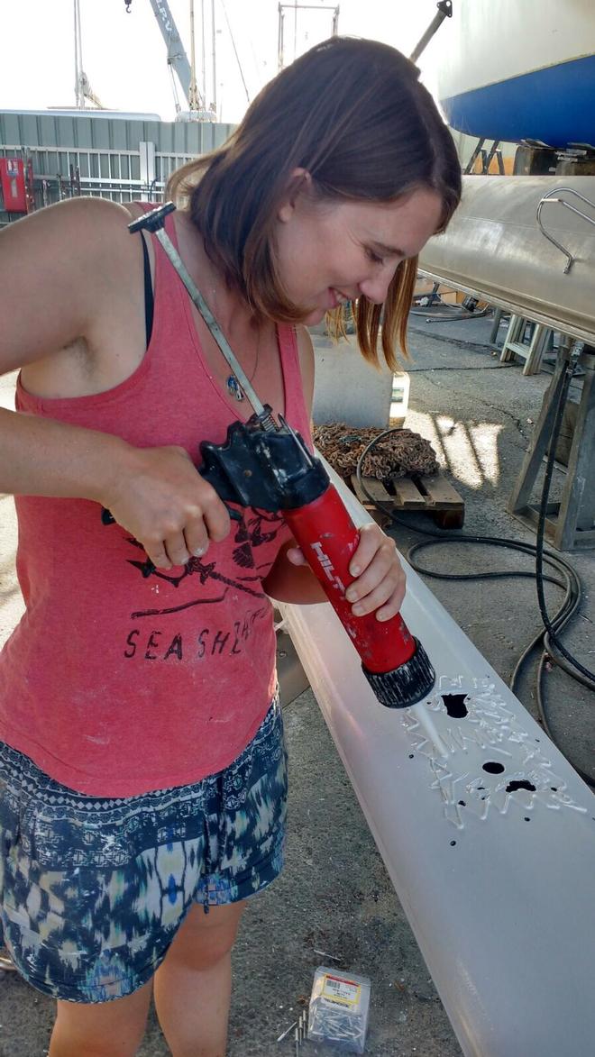 Laura repairing the corroded beam © Mission Océan