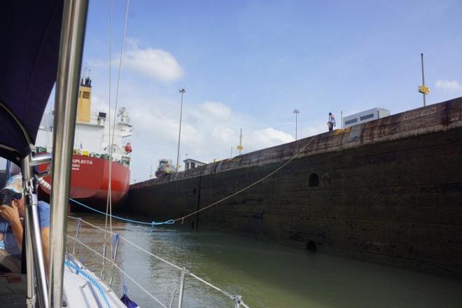 Line from Grinn loosely looped around the monkey fist being walked to the bollard in the first Miraflores lock © Aline and Brad McDougall