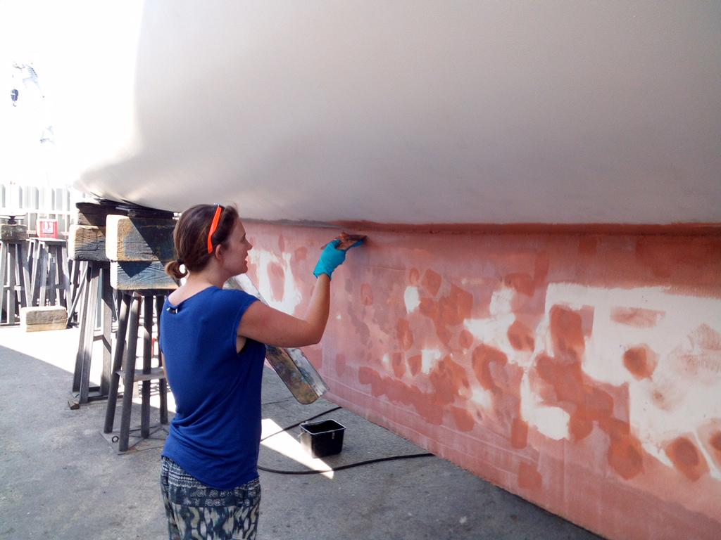 Laura working to rebuild the keel © Mission Océan